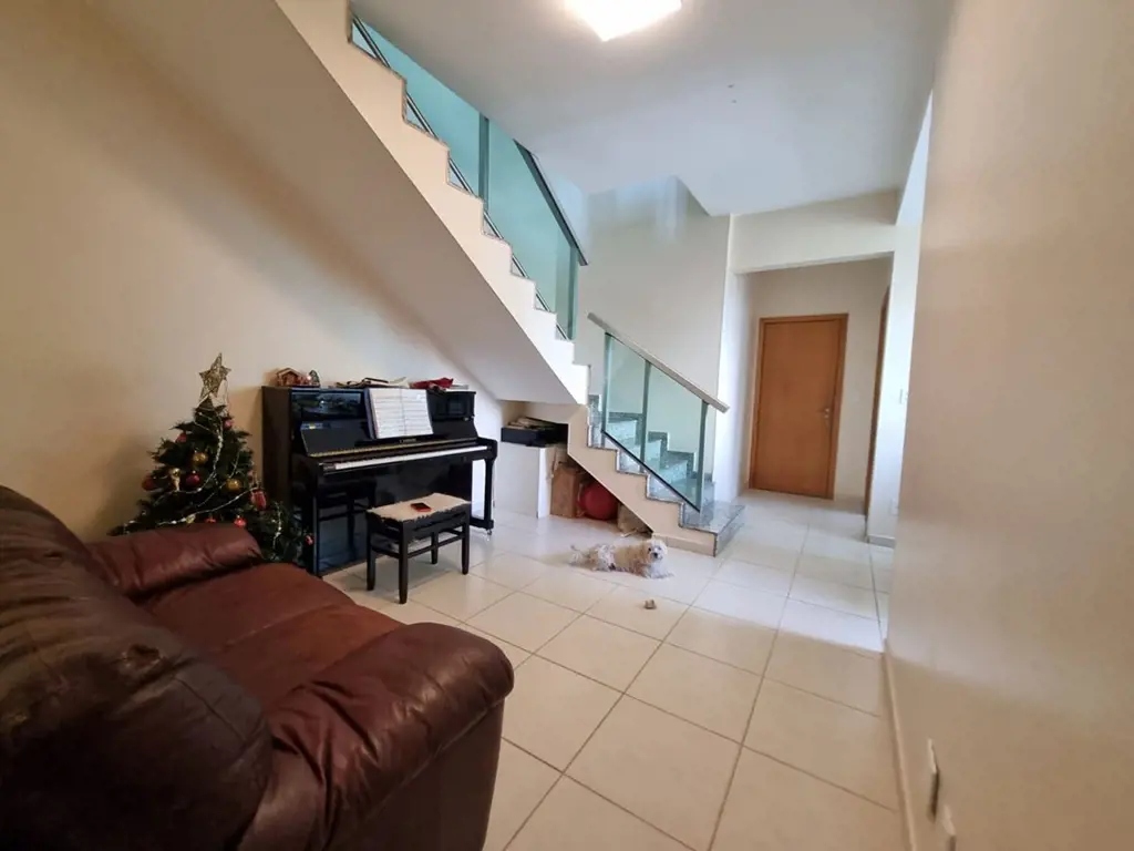 Cobertura em posição nascente, com 4 quartos sendo 2 suítes, distribuídos em 136...