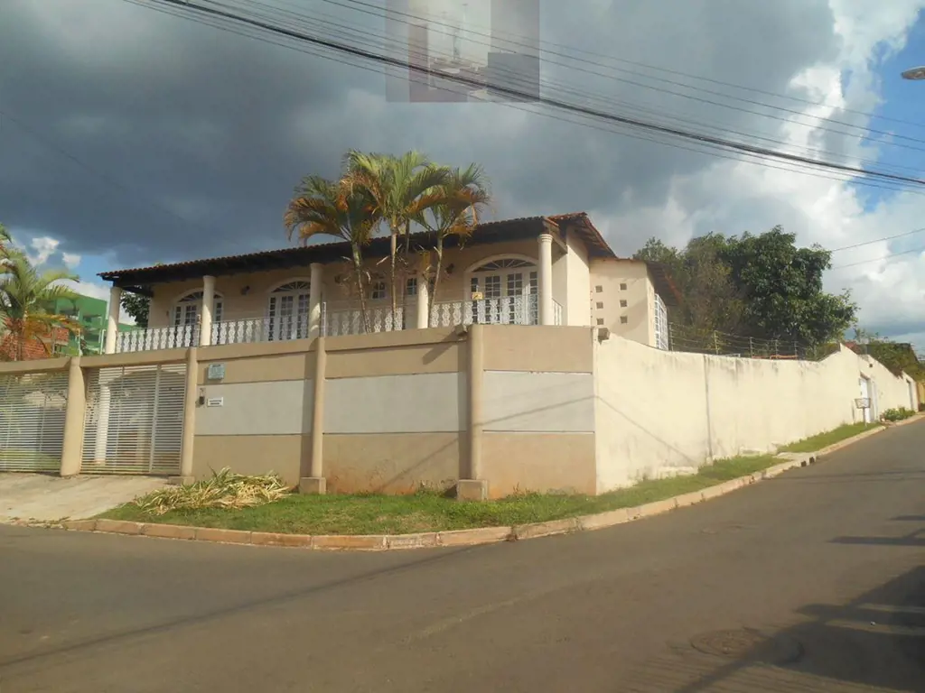 A casa está localizada a apenas 200 metros da EPTG, o que proporciona fácil aces...