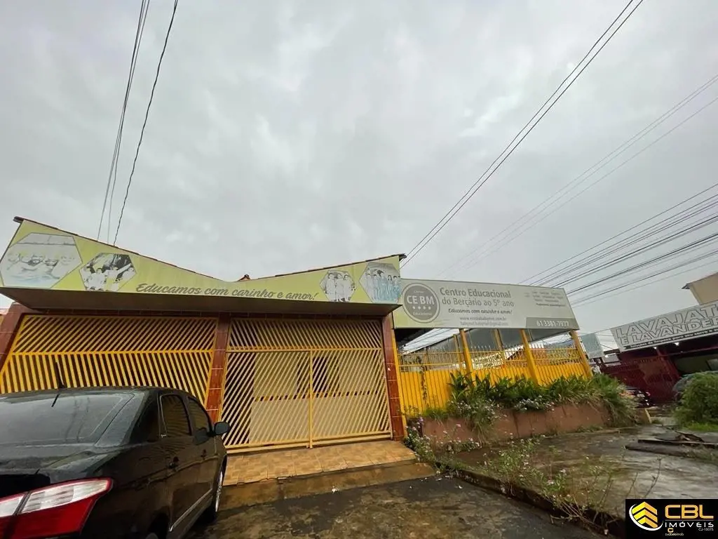 CBL IMÓVEIS VENDE 2 CASAS EM TERRENOS VAZADOS NA QE 34.- COMÉRCIO LOCAL PUJANTE-...