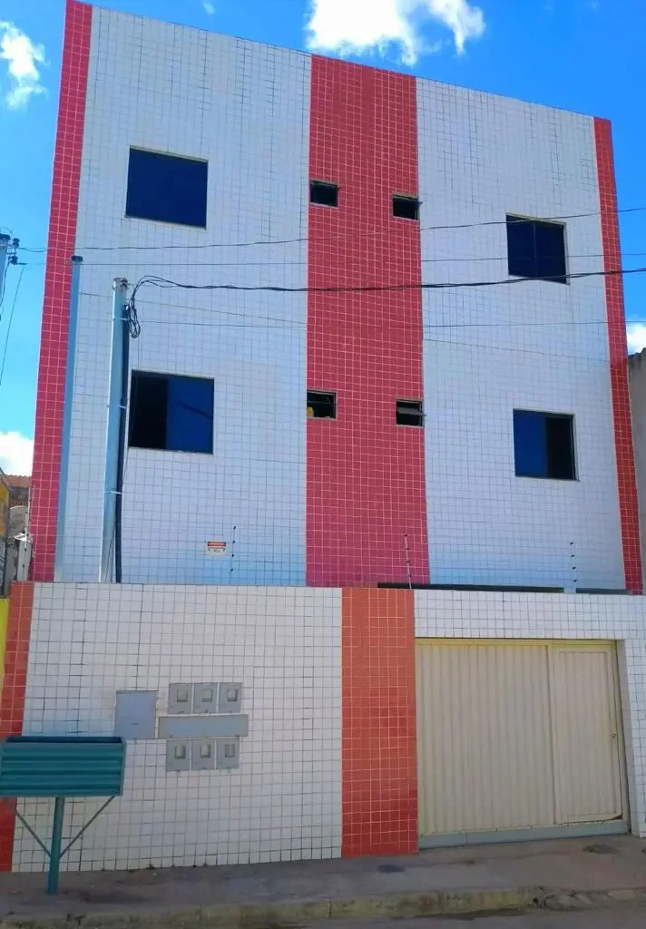 Imóvel composto por oito kitnets, distribuídas em dois andares e uma casa no tér...