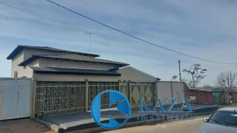 Casa toda reformada com pé direito alto, forrada, pintura nova, piso em alta ten...