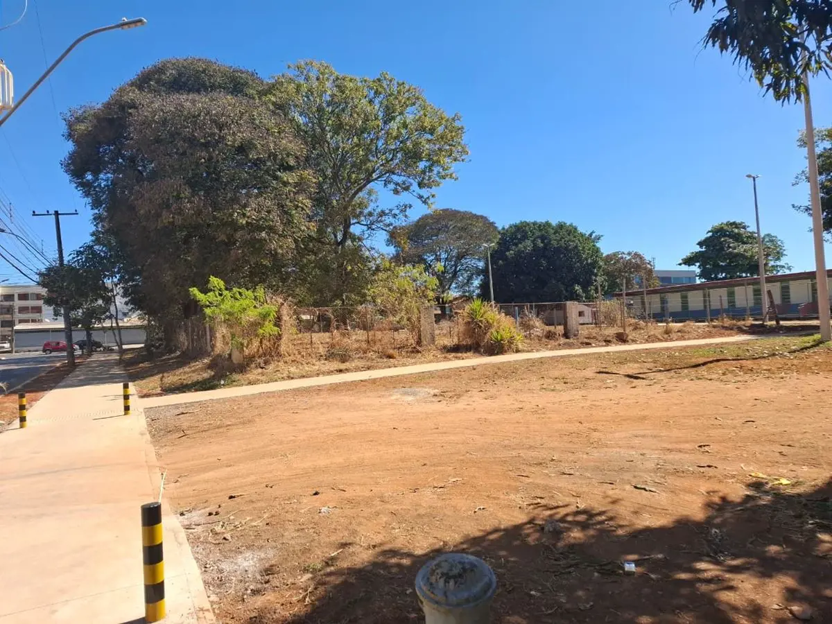 - Excelente terreno comercial de 1.430m², bem localizado no Guará, terreno de es...