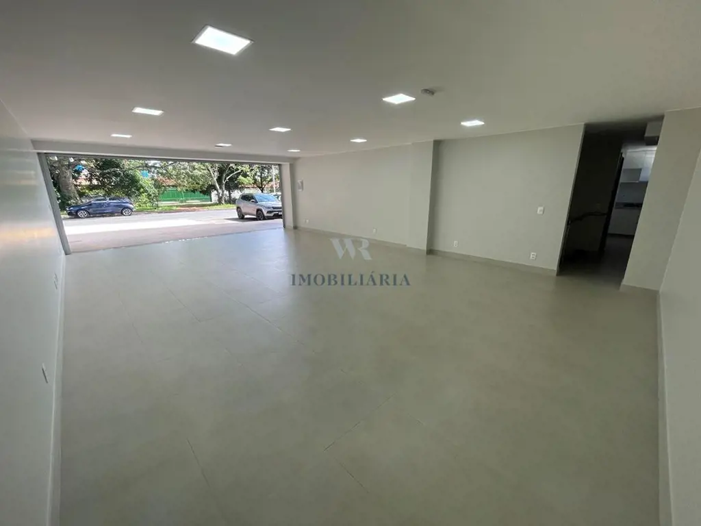 WR IMOBILIARIA ALUGA LOJA NA ASA NORTE. Loja com subsolo, toda em porcelanato. C...