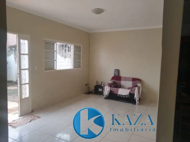 Venha conhecer essa ótima e aconchegante casa em rua pública, garagem ampla p/ 1...