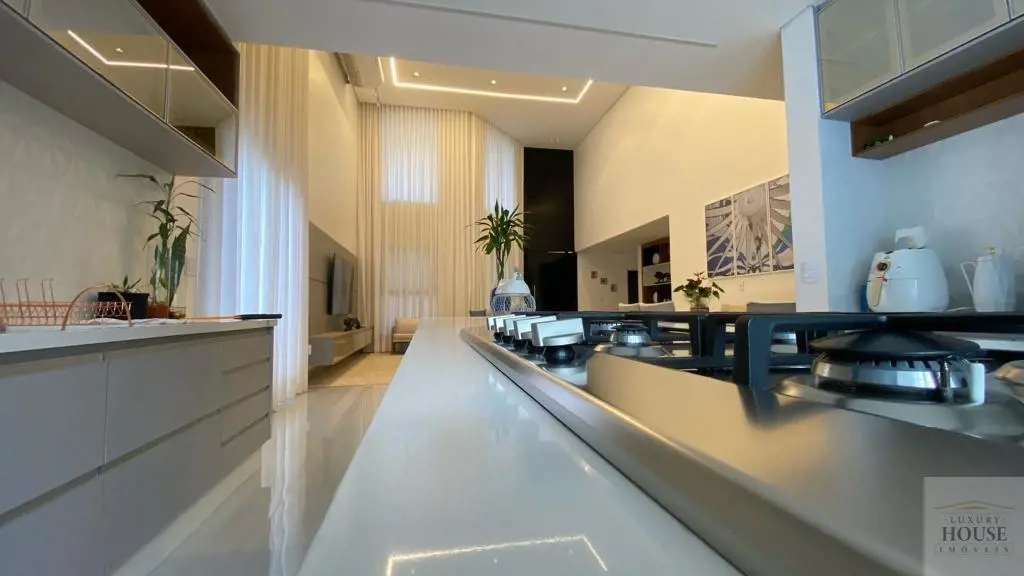 Luxuosa casa de 3 dormitórios, com 3 suítes e 2 vagas de garagem, localizada no ...