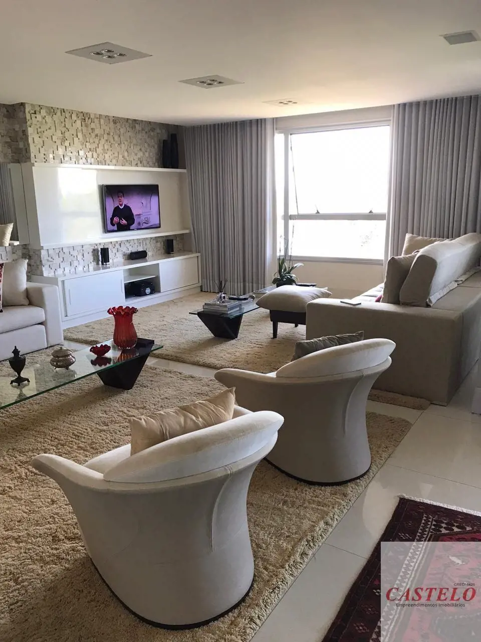 Área privativa – 208,17 m²3 suítes plenas, sala Tv, sacada com cortina de vidro,...