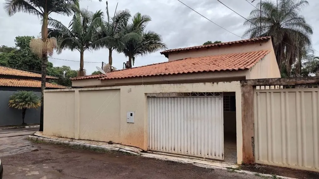 480m² lote Casa sala de dois ambientes com cozinha americana, três quartos sendo...