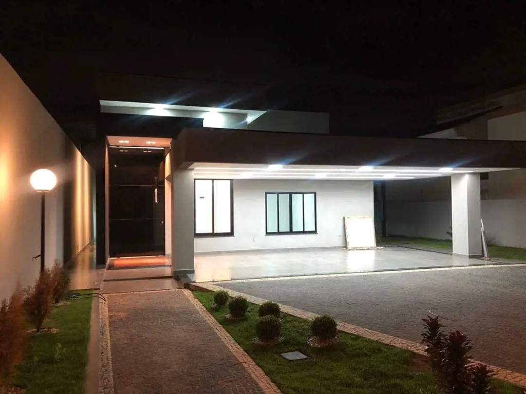 Casa moderna nova de alto padrão, com acabamento sofisticado e pé direito duplo,...