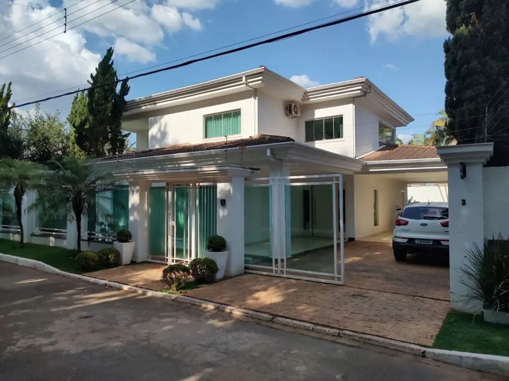 Casa de alto padrão, em condomínio fechado, com piscina aquecida e cascata!Local...