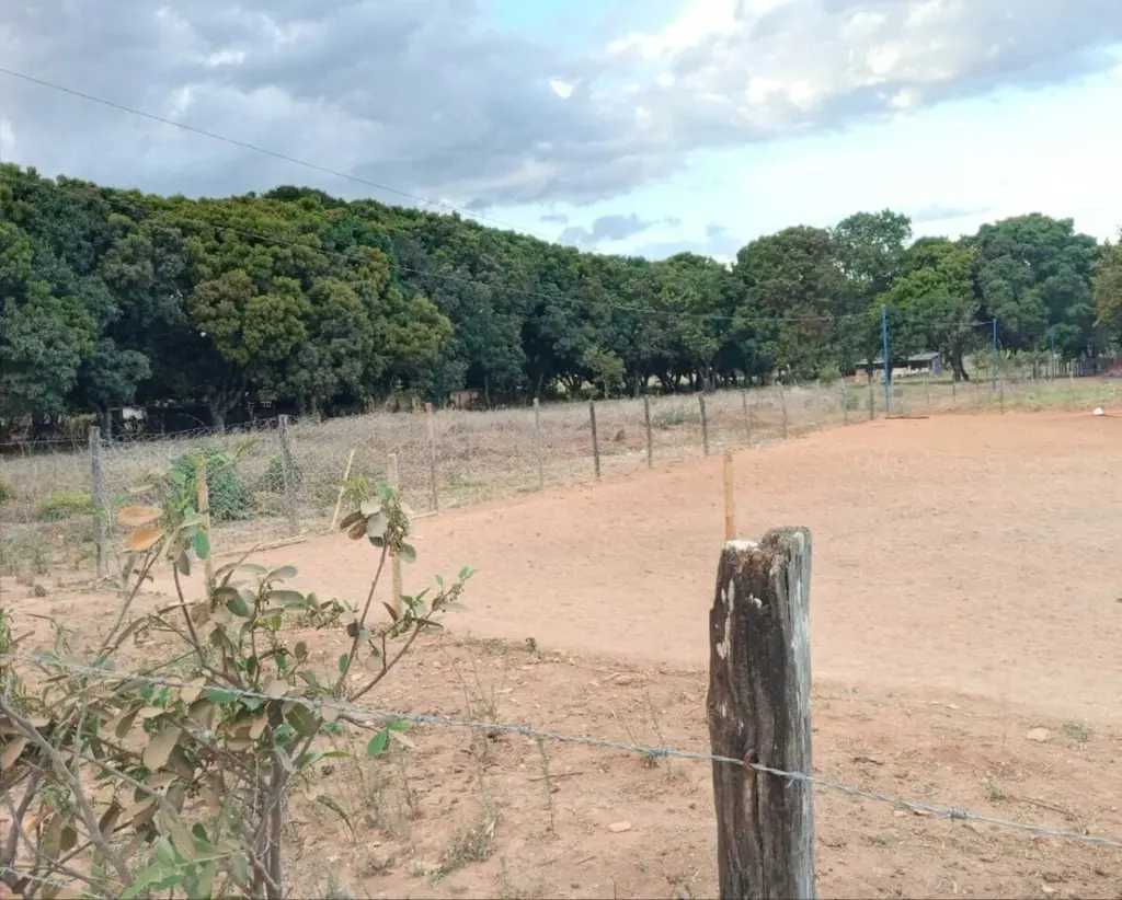 Chácara com 10.000m² disponível para venda 2.200m² por 500.000,00. Dentro do con...