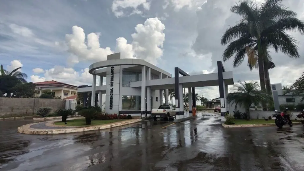 O Residencial Interlagos está encravado em área particular, precisamente em um q...