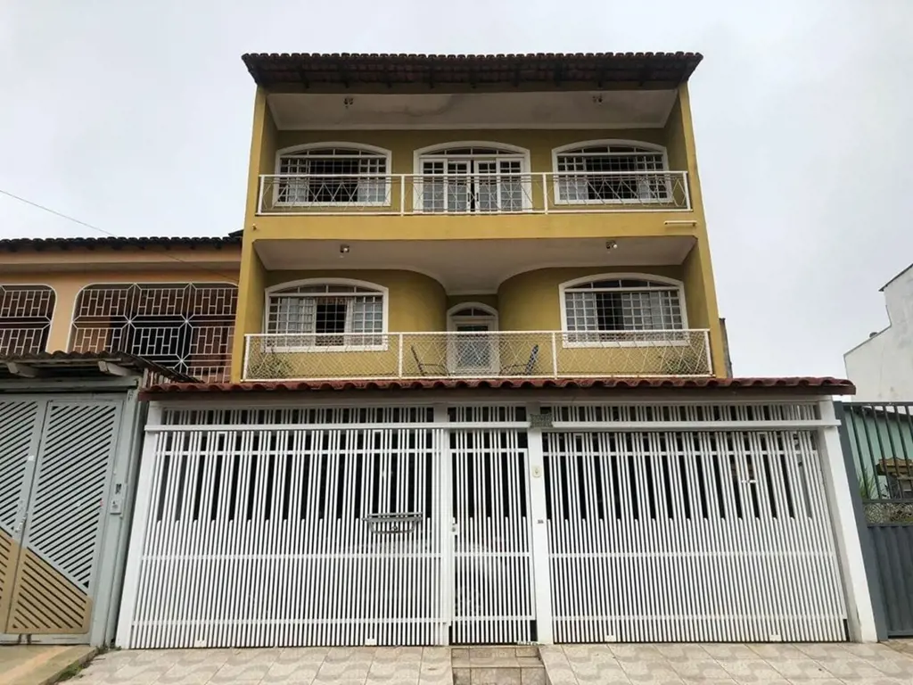 OPORTUNIDADE!DESCRIÇÃO: Sobrado, com 7 quartos sendo 6 suítes, 3 vagas de garage...