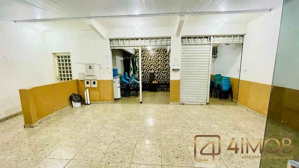 QNN 06 Conjunto A, CASA/COMÉRCIO EM FRENTE A AVENIDA LESTE.Casa térrea com: sala...