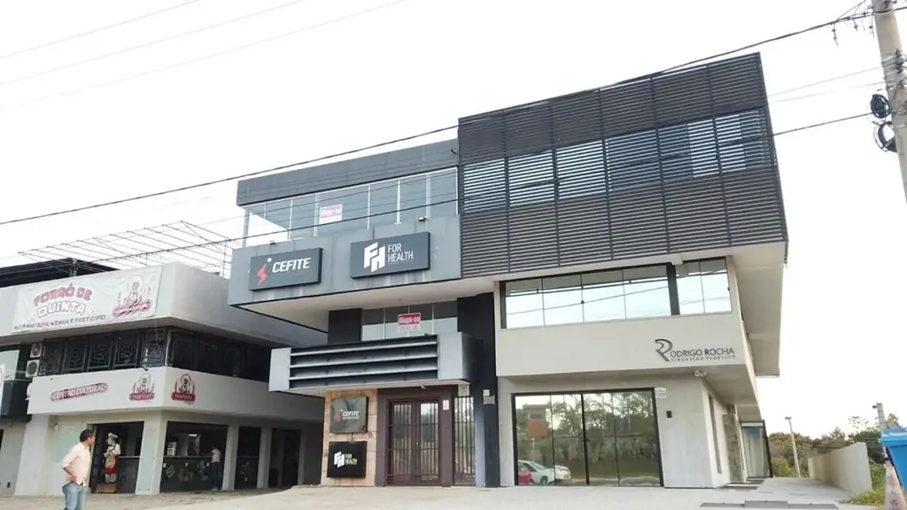 TérreoRecepção com pé direito duplo, lavabo, copa, sala de procedimento, consult...