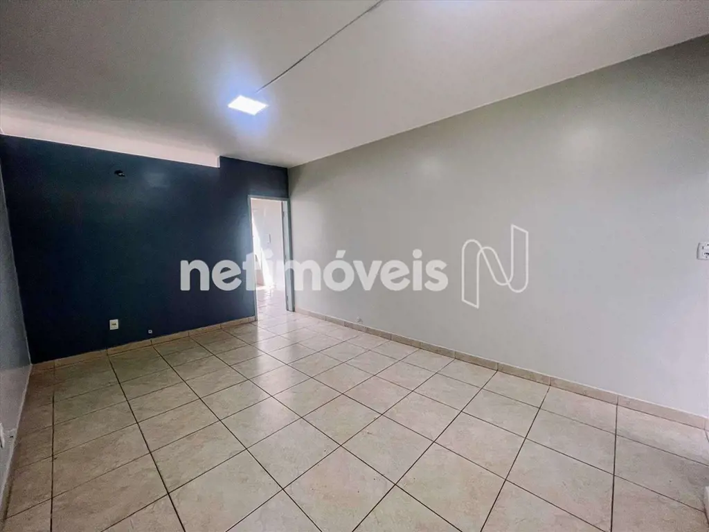 Aluga-se sala comercial na Asa sul - - aproximadamente 40m², possui cozinha/copa...