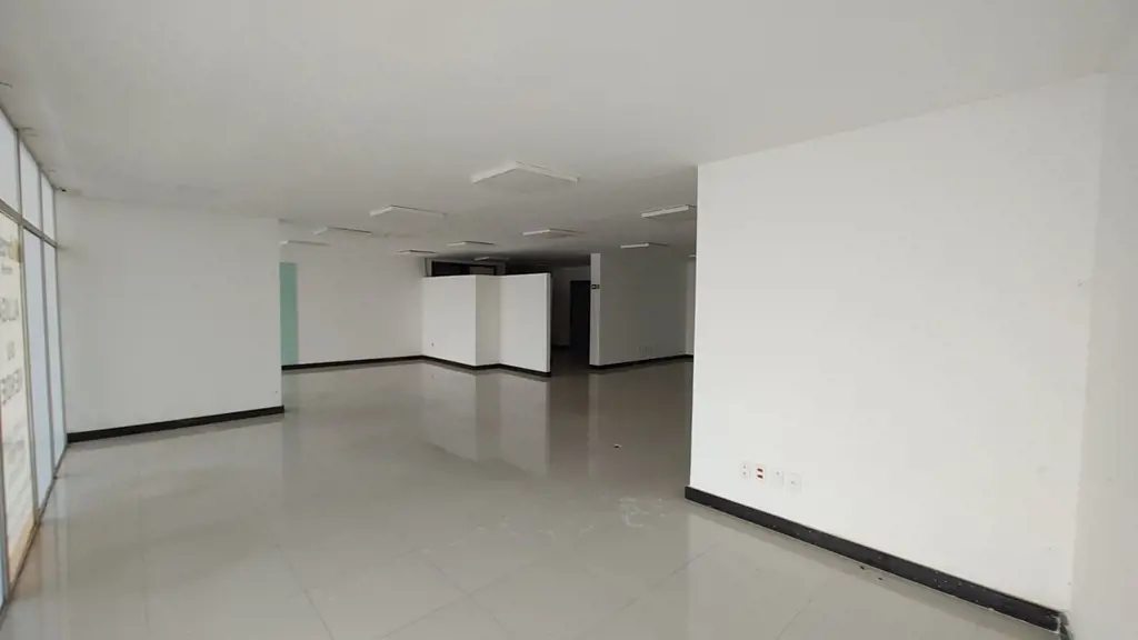 Loja c/sobreloja e subsolo, loja vazada, reformada com piso em porcelanato Térre...