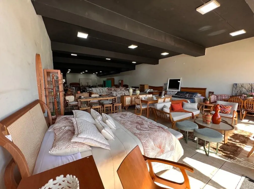 EXCELENTE LOCALIZAÇÃOQNE 16 PRÉDIO CONSERVADOLOJÃO COM 345 METROS04 APARTAMENTOS...