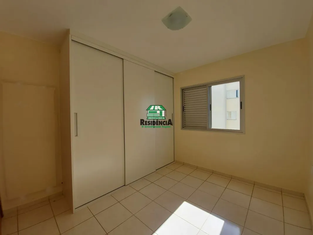 Apartamento contendo:- 03 quartos, sendo 01 suíte com box espelhos e armários -B...