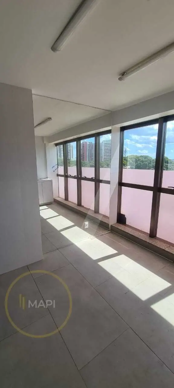 Sala comercial reformada, desocupada e com garagem à venda no Edifício Dr. Crisp...
