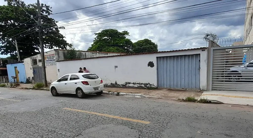 Casa classica com 3 qts, sala, ampla cozinha, copa, área de serviçoPossui um bar...