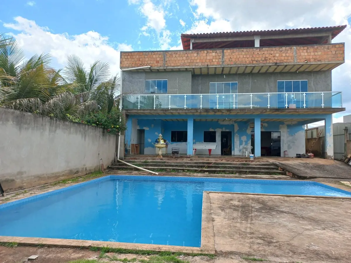 Casa e processo de acabamento, excelente estrutura, potencial contemporânea, ter...