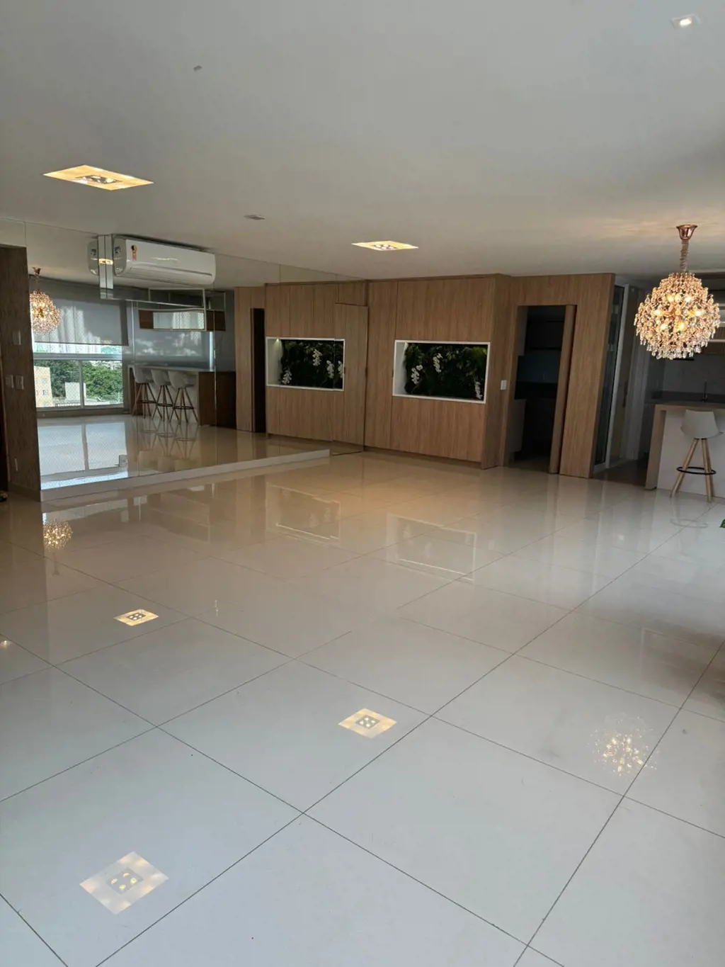 Apartamento no setor Marista , 215 metros sendo São 4 suítes independentes, todo...