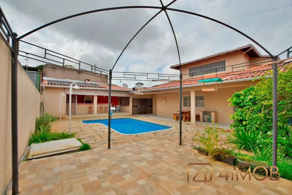 NÃO FINANCIA, CASA FICA FORA DE CONDOMINIO!Casa Térrea com Mezanino.04 suítes, s...