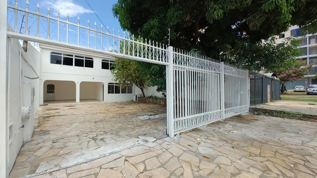 Casa sobrado, localizada ao lado da casa de esquina, toda gradeada, frente da ca...