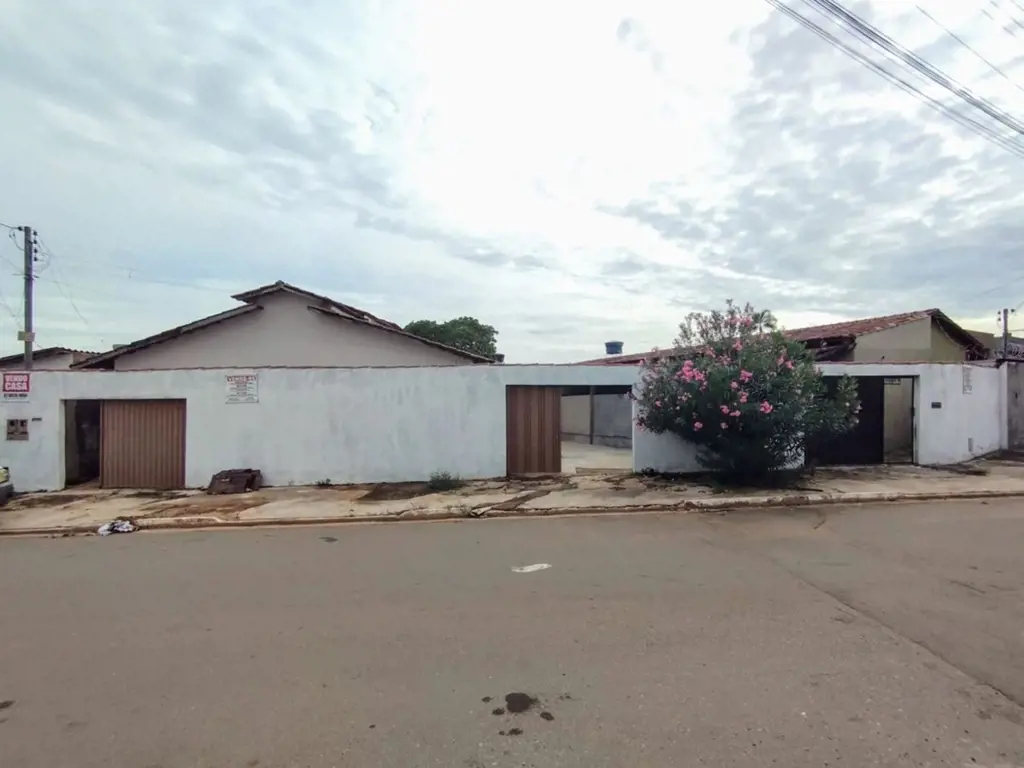 Duas casas no lote com entrada separada. Village Santa Rita. Casa 01 com 3 quart...
