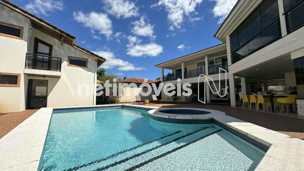 Residência de alto padrão no Condomínio Lago Sul 1. Este imóvel oferece uma expe...