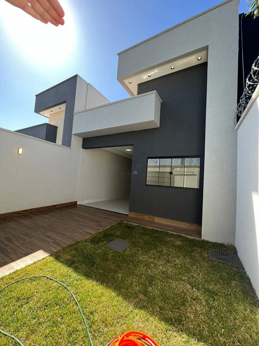 Residencial Moinho dos Ventos Casa com três quartos (sendo uma suíte)LavaboSala ...