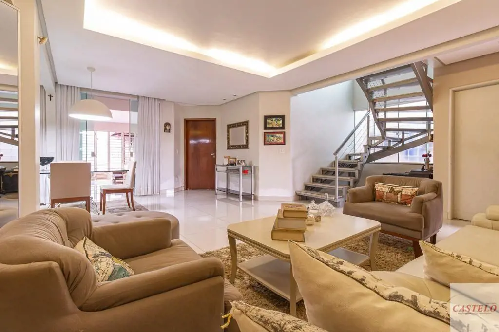 Terreno - 468 m²Construído - 421,59 m²?? 04 vagas02 cobertas;02 descobertas;Pavi...