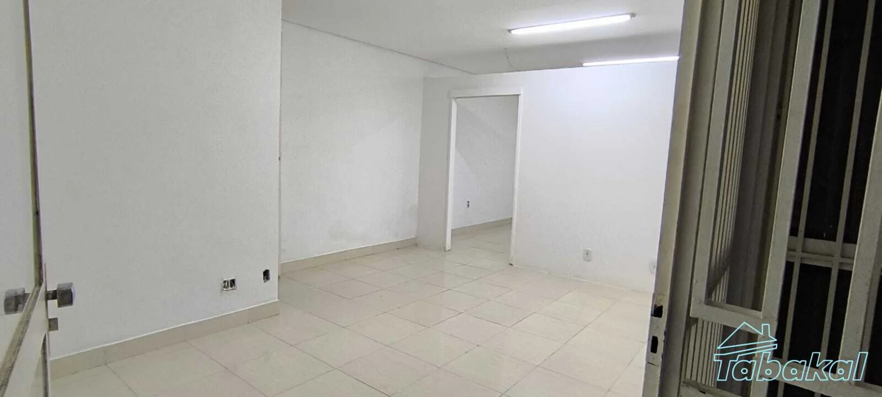 Loja vão livre com divisória e banheiro, ótima localização.Valor da Locação R$98...