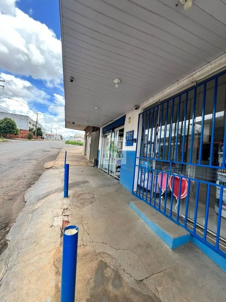 prédio 5 salas comerciais , 1 apartamento , 2 casas, 08/06/24