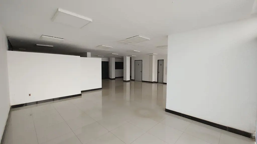 Loja c/sobreloja e subsolo, loja vazada, reformada com piso em porcelanato Térre...