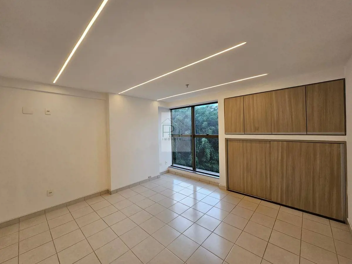 SALA COMERCIAL , EM EDIFÍCIO MODERNO E COM AMPLA ESTRUTURA PARA SEU NEGÓCIO, COM...