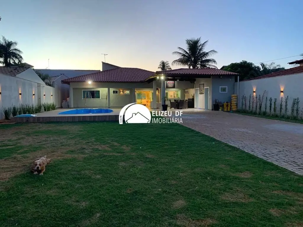 Vendo excelente casa em Vicente Pires, composta por:- Sala 02 ambientes;- 03 qua...