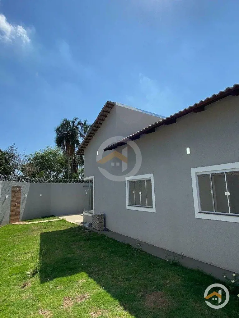 Localizada em uma privilegiada esquina no bairro Jd Itaipú, esta casa oferece co...