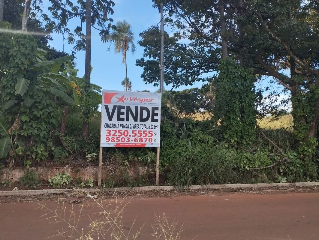 Chácara com área total de 6.025m², sendo 70m de frente pela estrada 114 e 74,90m...