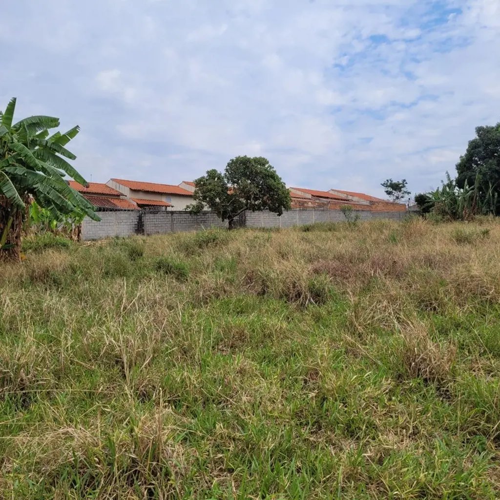 Chácara com área total de 6.025m², sendo 70m de frente pela estrada 114 e 74,90m...