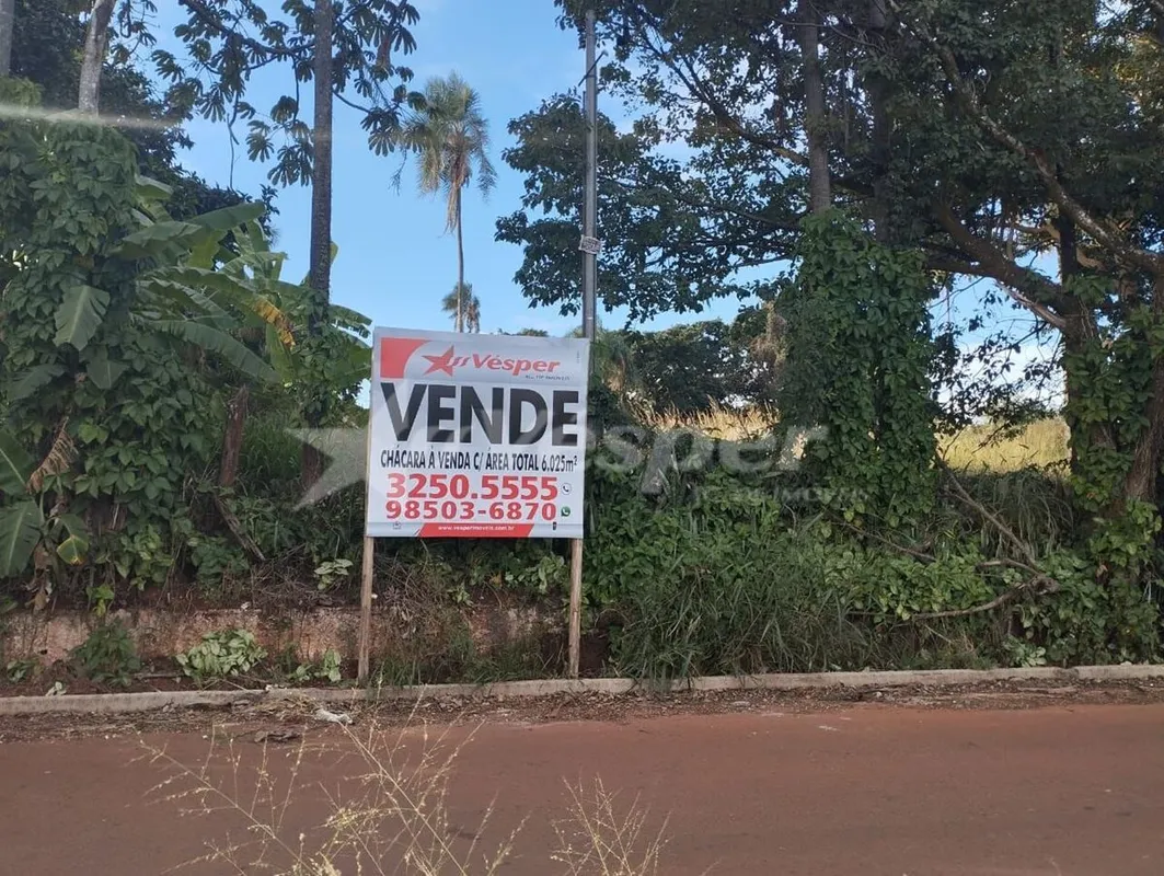 Chácara com área total de 6.025m², sendo 70m de frente pela estrada 114 e 74,90m...