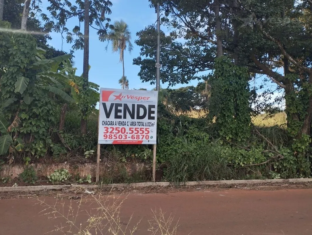 Chácara com área total de 6.025m², sendo 70m de frente pela estrada 114 e 74,90m...