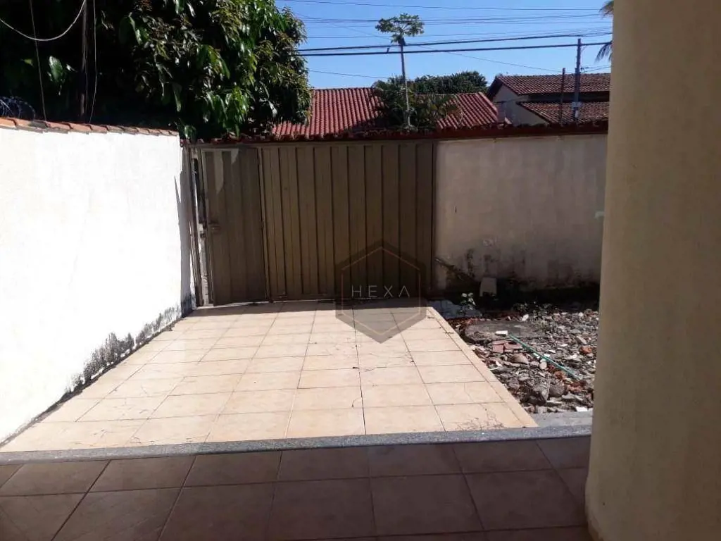 Casa 3 quartos sendo 1 suíte. 2 vagas de garagem, sala, cozinha, banheiro social...