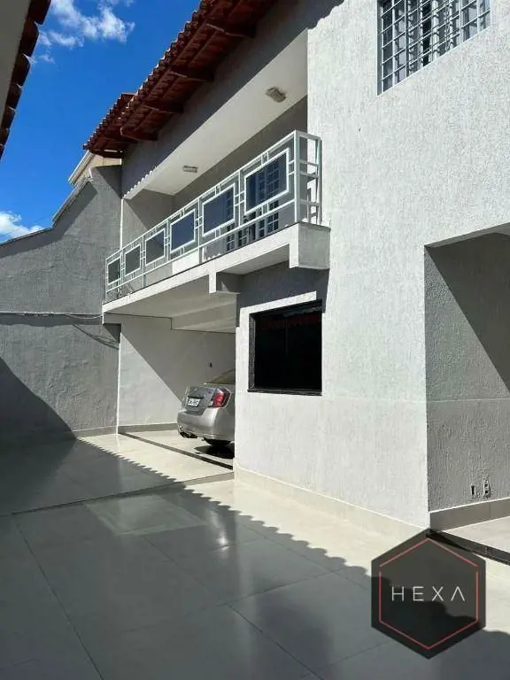 Sua Nova Casa dos Sonhos Espera por Você! Descubra este magnífico sobrado projet...