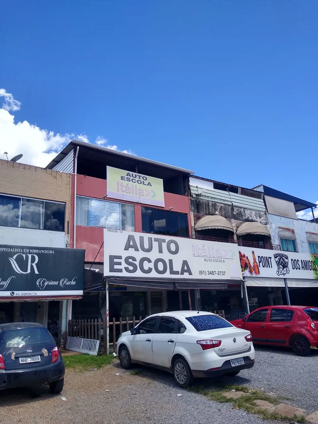 Aluga-seApartamento na quadra 8 de Sobradinho.Próximo a padaria, farmácia, salõe...