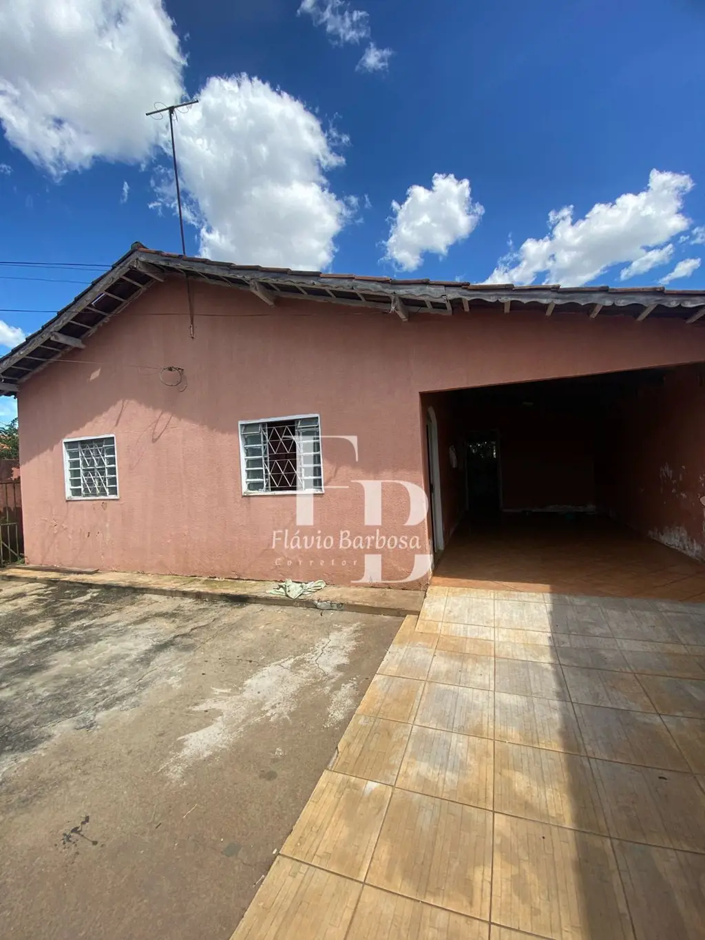 Casa com 3 quartos sendo 1 suite, sala para dois ambientes, banheiro social, coz...