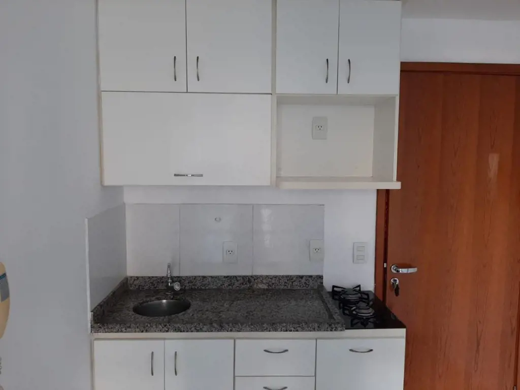 Kit dividida sala/quarto/cozinha, com ar condicionado, armários, banheiro com es...