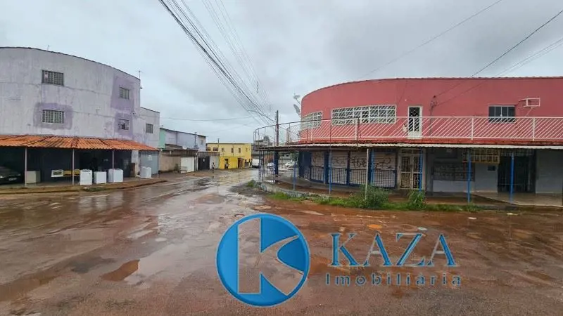 Excelente lote comercial com edificações, sendo 5 lojas (em funcionamento) e 8 k...