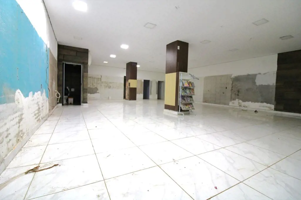 Imobiliária Brasília aluga excelente loja comercial no centro da cidade e situad...