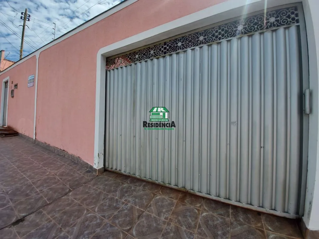 Casa contendo:- 03 quartos sendo 01 suíte -Banheiro social na área externa -02 a...